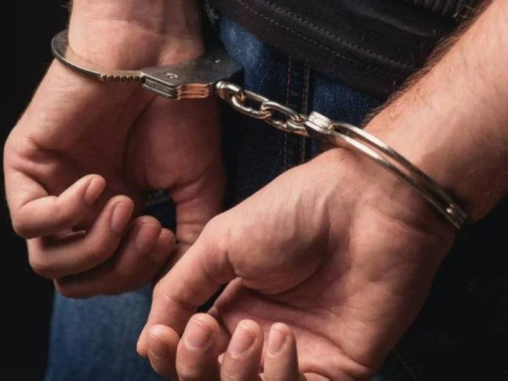 Seorang lelaki ditahan selepas kembali ke rumah yang diceroboh untuk mengambil barang tertinggal. Gambar hiasan