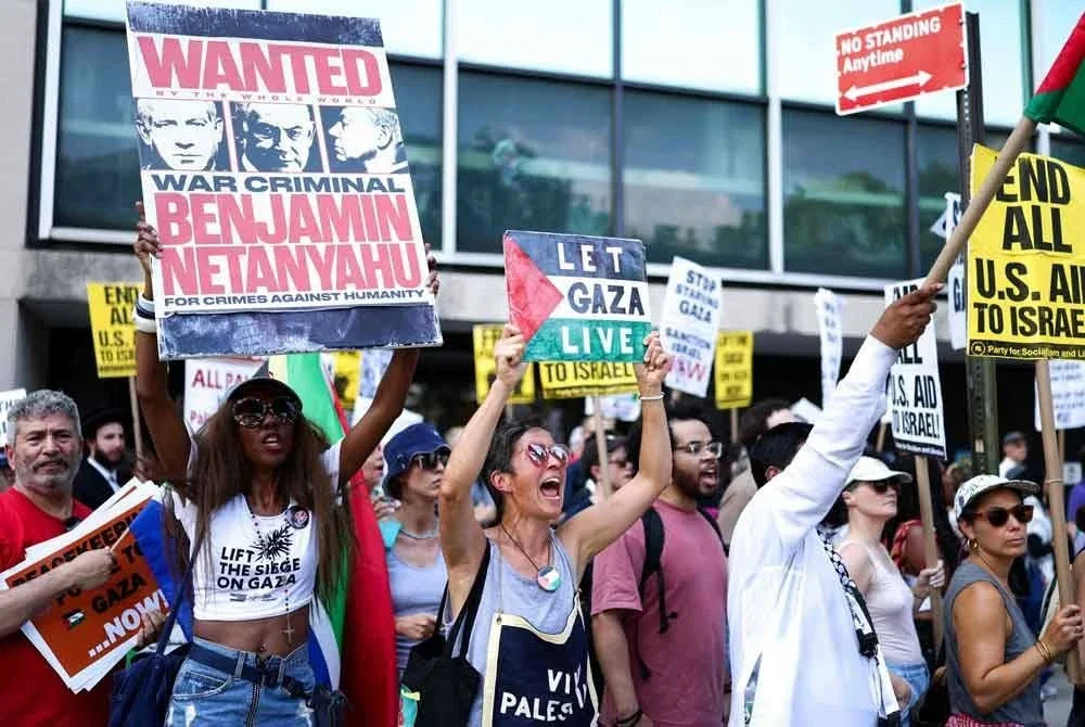 Orang ramai melaungkan slogan ketika para diplomat meninggalkan bangunan Misi Tetap Arab Saudi berdekatan ibu pejabat Pertubuhan Bangsa-Bangsa Bersatu (PBB), tempat berlangsungnya persidangan PBB mengenai penyelesaian dua negara antara Israel dan Palestin pada 29 Julai 2025. Foto AFP