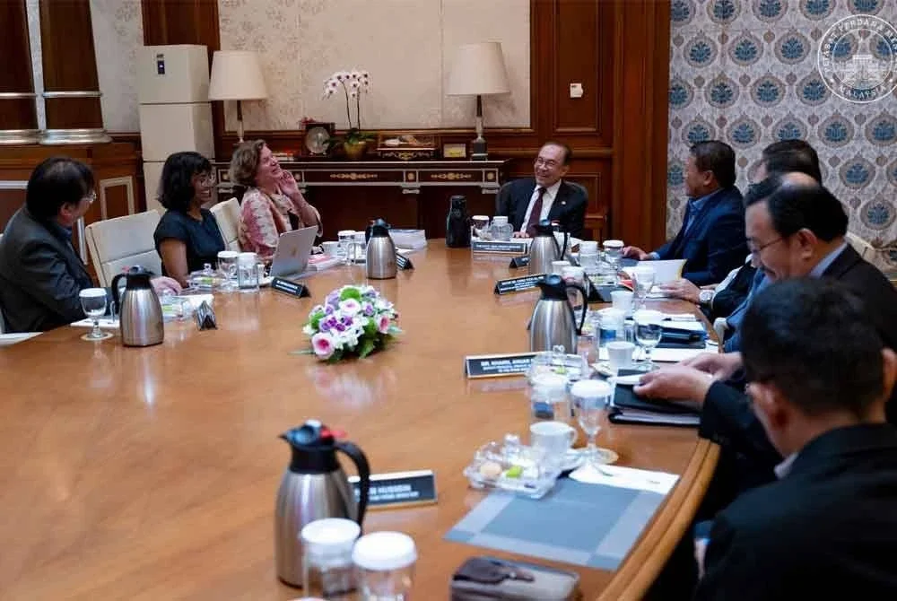 Anwar menerima kunjungan hormat Mariana Mazzucato di Putrajaya pada Isnin. Foto Pejabat Perdana Menteri.