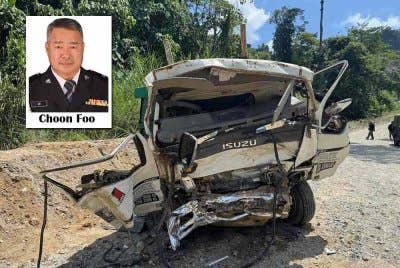 Keadaan hadapan lori yang remuk selepas merempuh benteng pasir. Foto ihsan PDRM 