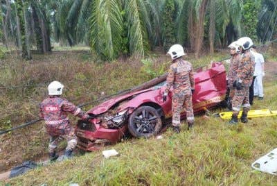 Keadaan kereta mangsa selepas terlibat dalam kemalangan di Jalan Segamat-Kuantan, pada Isnin.