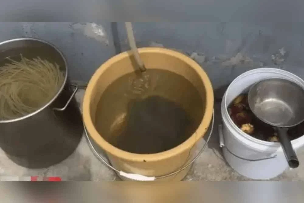 Pengusaha merendam mi dalam air lelehan penyaman udara di wilayah Jiangsu. Foto Agensi