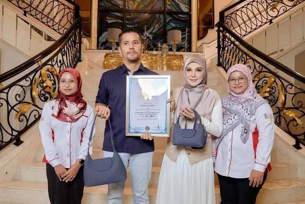 Aliff Syukri cipta The Malaysia Book of Records (MBOR) berjaya jual bag tangan RM1 Juta terpantas melalui penstriman langsung.
