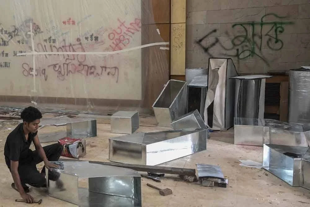 Usaha membaik pulih bahagian dalam struktur mewah itu giat dilakukan.