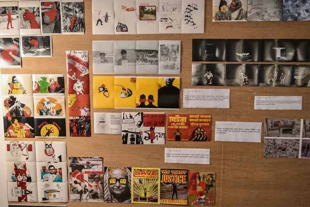 Gambar dan imej karikatur berkaitan pemerintahan kuku besi Hasina ditampal pada dinding kediaman tersebut menjelang pembukaan rasmi Muzium Memorial Julai tersebut.