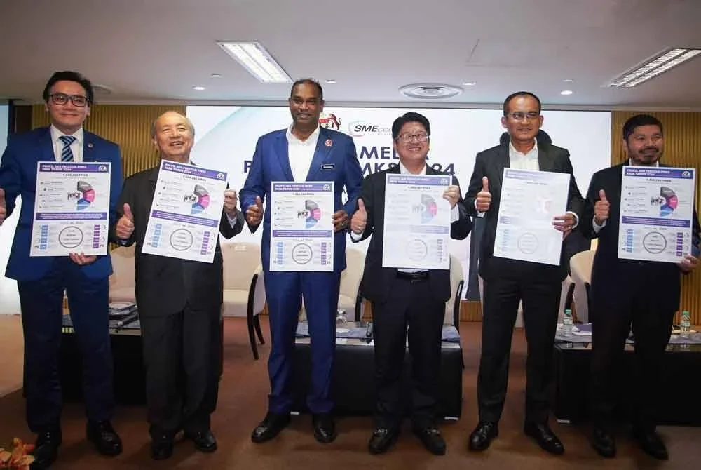 Ewon (empat dari kiri) dan Ramanan (tiga dari kiri) bersama infografik pada Pengumuman Prestasi PMKS 2024 di SME Corp Platinum Sentral, Kuala Lumpur pada Isnin.