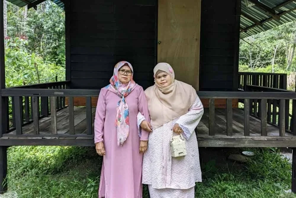 Salmah bersama ibunya, Siti Zainul Akmar, 65.