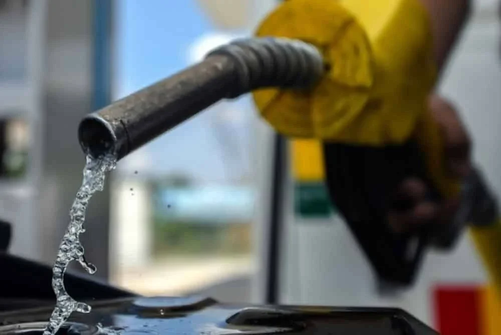 Apabila penyasaran semula subsidi RON95 dilaksanakan melalui penggunaan MyKad, rakyat terbanyak akan dapat menikmati harga RON95 yang lebih rendah iaitu RM1.99 seliter. Gambar hiasan