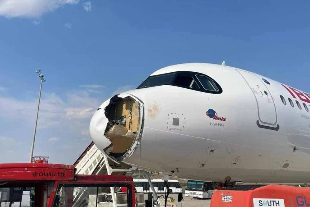 Pesawat Airbus A321XLR mengalami kerosakan enjin dan hidung, namun mendarat selamat di Madrid. Foto media sosial