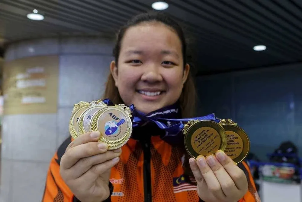 Qurratu'ain menunjukkan pingat emas yang dimenanginya pada Kejohanan Boling Remaja Asia 2025 di Doha, Qatar baru-baru ini. Foto Bernama.