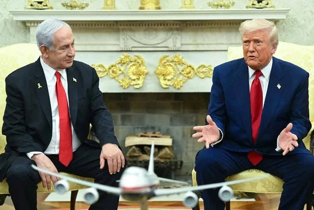Akhbar harian Israel, Yedioth Ahronoth dalam laporannya mendakwa, Trump (kanan) telah memberikan 'lampu hijau' kepada Netanyahu untuk melancarkan serangan lebih meluas ke atas Gaza. Foto AFP