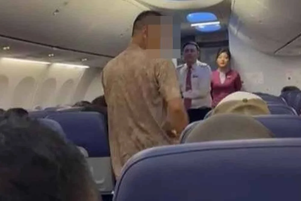 Pelaku ditahan pihak berkuasa lapangan terbang untuk disiasat selepas mengaku bawa bom dalam pesawat.