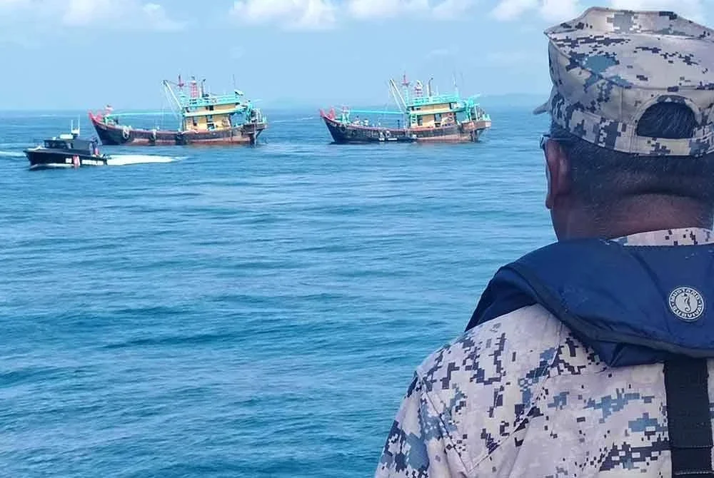 Petugas media berpeluang melihat lebih dekat penugasan bot ronda Maritim Malaysia yang melaksanakan pemeriksaan ke atas bot nelayan di perairan Laut China Selatan.