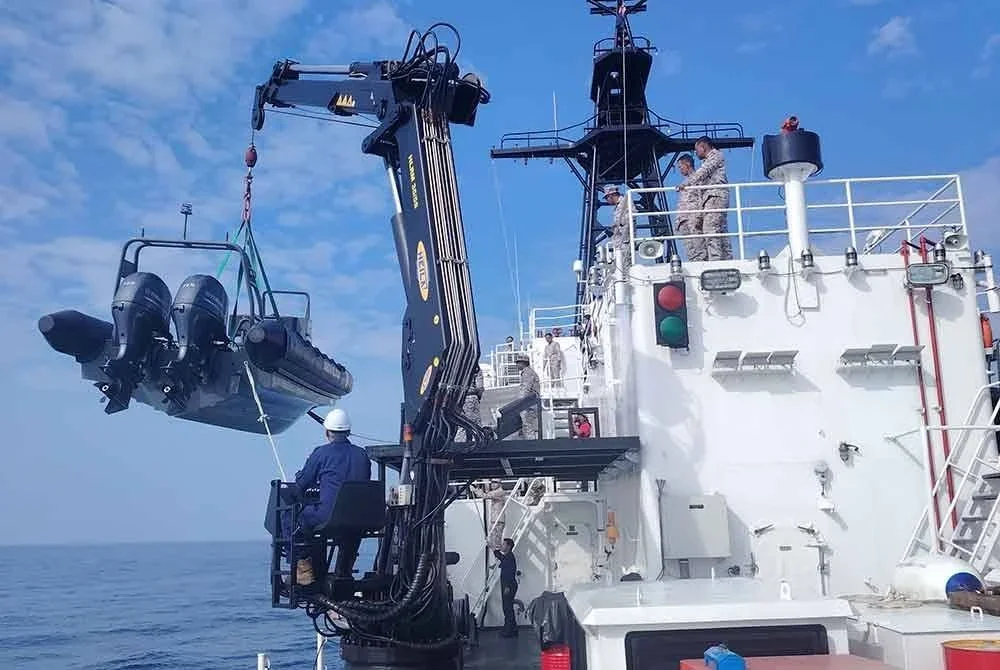 Warga media berpeluang melihat bot operasi diturunkan dari KM Langkawi u tuk melaksanakan operasi penguatkuasaan di perairan Laut China Selatan.