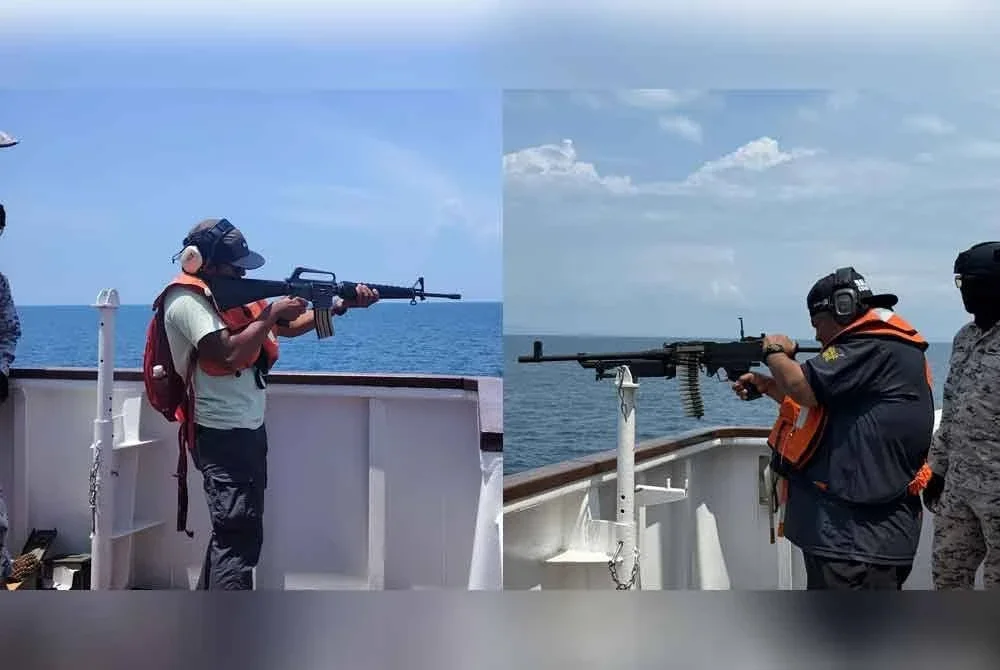 Antara petugas media yang tidak melepaskan peluang merasai menggunakan senjata M16 dari atas KM Langkawi.