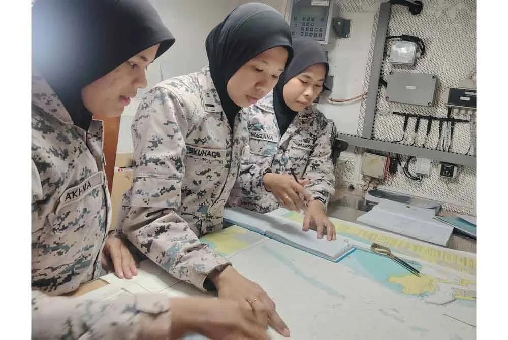 Nur Syuhada (tengah) antara pegawai wanita yang bertugas di KM Langkawi.