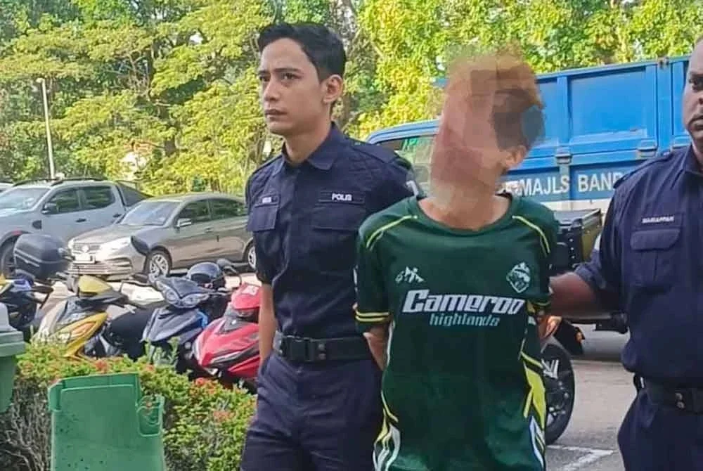 Suspek dibawa ke Kompleks Mahkamah Balik Pulau untuk mendapat perintah reman.