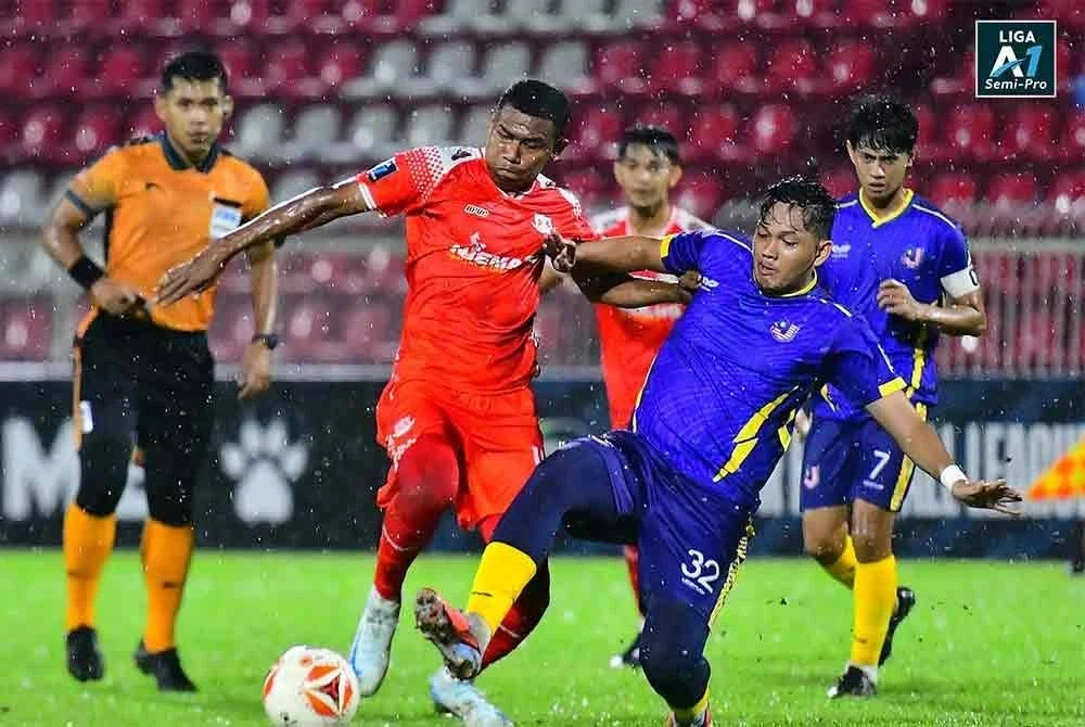 Aksi perlawanan antara Kelantan WTS bertemu Malaysian Universiti (MU) di Stadium Sultan Muhammad IV malam tadi. - Foto: Wan Tendong Stable FC