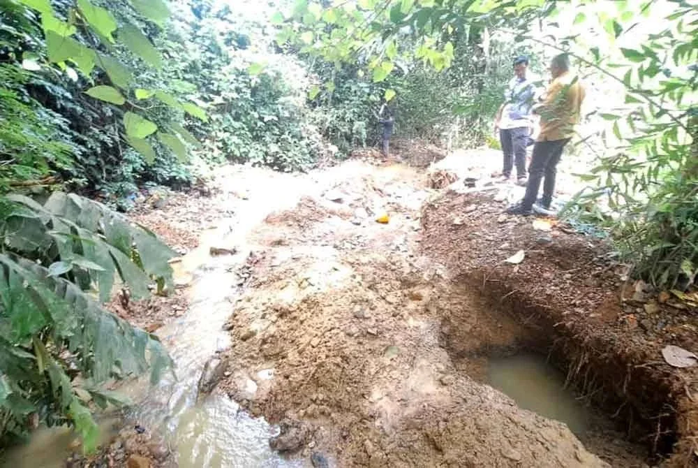 Beberapa kawasan di sekitar anak sungai di di Kampung Bukit Tasik Apal menjadi sasaran pendulang emas yang menceroboh secara haram.