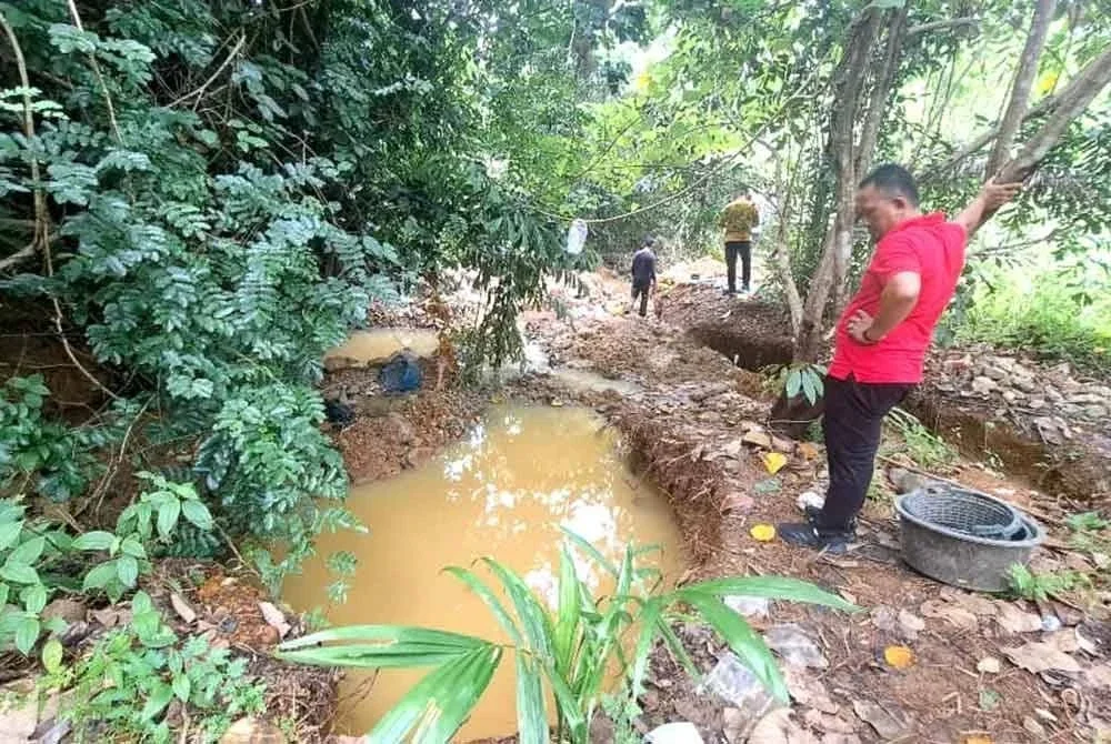 Kawasan anak sungai di Kampung Bukit Tasik Apal, Besut yang menjadi sasaran pendulang emas haram untuk mengaut hasil bumi itu.