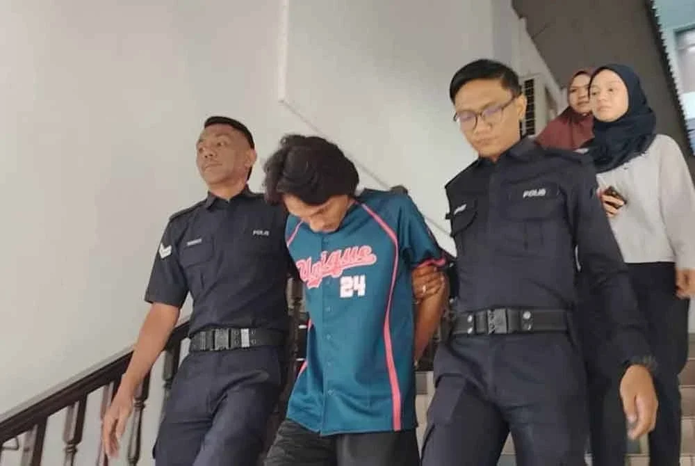 Amirul Hamry (tengah) ketika keluar dari Mahkamah Sesyen di sini pada Selasa.