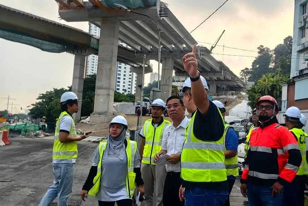 Hon Wai (dua dari kanan) meninjau perkembangan kerja di tapak projek.