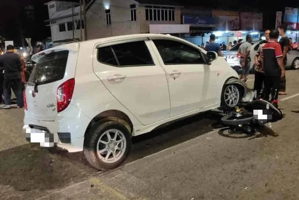 Kemalangan membabitkan sebuah kereta dipandu anggota polis di lampu isyarat pekan Guar Chempedak 28 Julai lalu.