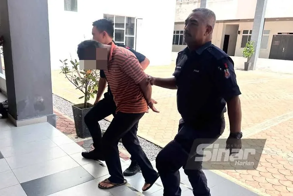 Tertuduh (tengah) dihadapkan ke mahkamah atas lima tuduhan amang seksual anak perempuan tiri. FOTO SINAR HARIAN - ADILA SHARINNI WAHID