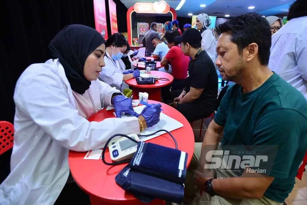 Pengunjung melakukan pemeriksaan kesihatan secara percuma. FOTO: ASRIL ASWANDI SHUKOR