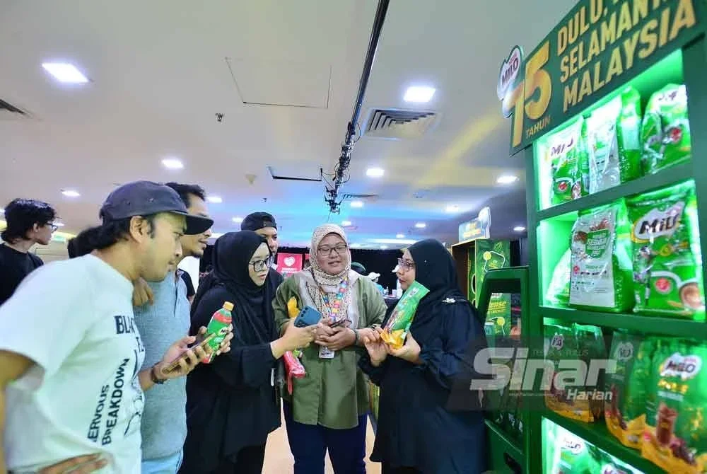 Pengunjung mendengar penerangan tentang produk Nestlé. FOTO: ASRIL ASWANDI SHUKOR