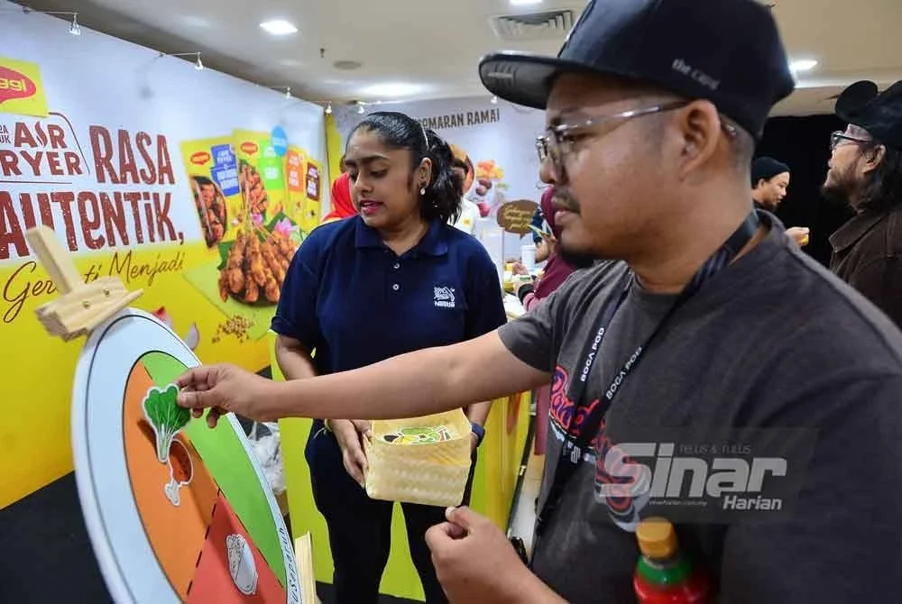 Seorang pengunjung tidak melepaskan peluang untuk menyertai aktiviti menarik yang disediakan. FOTO: ASRIL ASWANDI SHUKOR