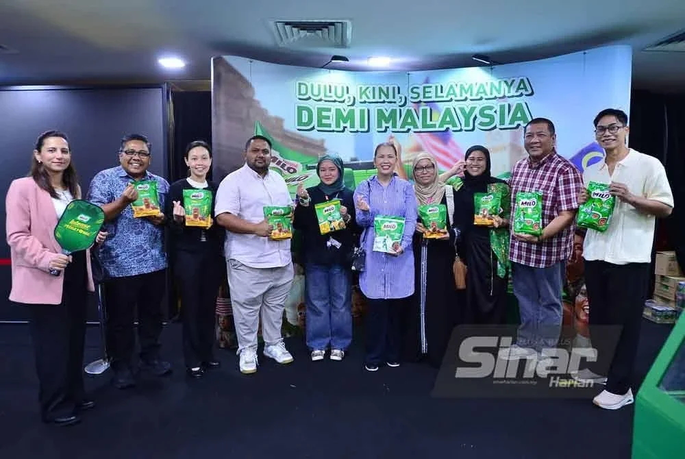 Raja Nurmaria Murni (lima dari kanan) bersama Firdaus (empat dari kanan), Farah (lima dari kiri) dan Zamri (dua dari kiri) memegang produk Milo di salah satu reruai Program Nestlé Home of Good Nutrition Day @ Karangkraf di Dewan Karangkraf, Shah Alam pada Selasa. FOTO: ASRIL ASWANDI SHUKOR
