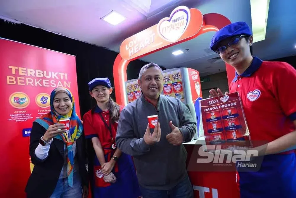 Pengunjung yang hadir tidak ketinggalan mencuba Nestlé Omega Plus yang juga salah satu produk terkenal keluaran syarikat makanan dan minuman itu. FOTO: ASRIL ASWANDI SHUKOR