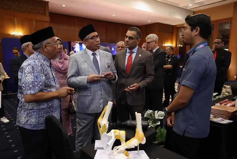 Shamsul Azri (dua dari kiri) diiringi Mohammed Azman (tiga dari kiri) ketika lawatan ke reruai pada Majlis Perasmian Kongres Social Synergy 2025 di Kuala Lumpur pada Selasa. - Foto: Bernama