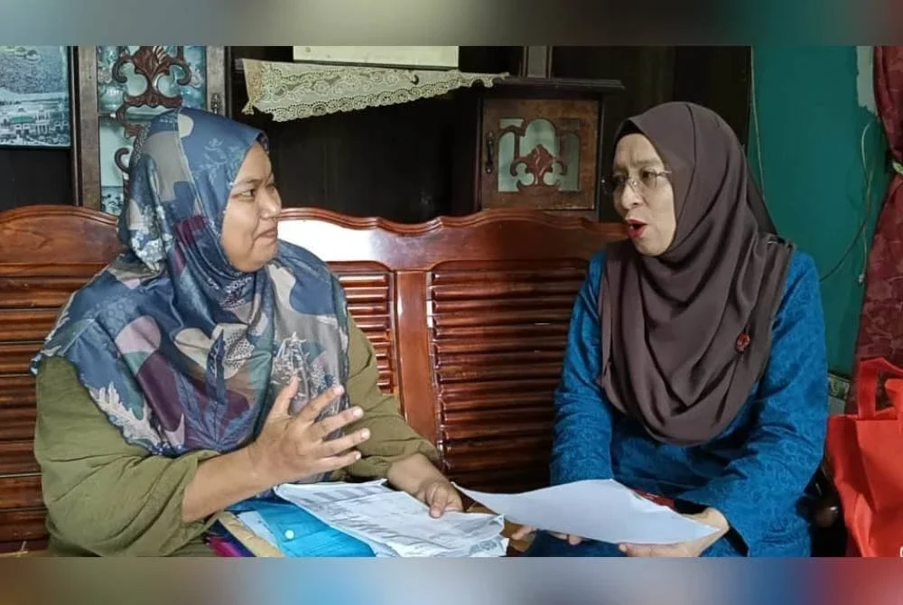 Marni Azjuwita (kiri) semasa menerima kunjungan Zuraini di rumahnya di Kampung Kuala Kangkung Kiri, Simpang Empat, Alor Setar.