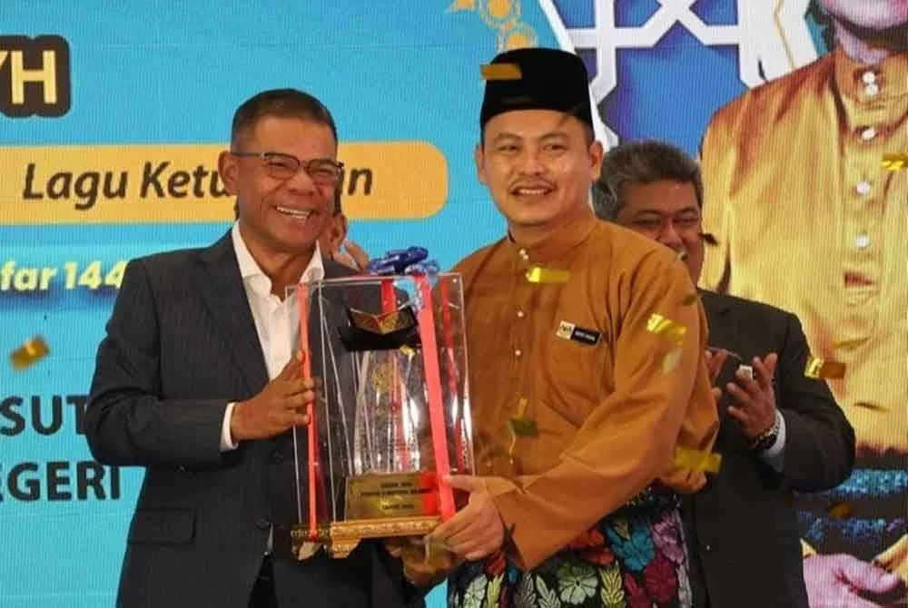 Saifuddin menyampaikan hadiah kepada pemenang i-Deen Kepulihan AADK.