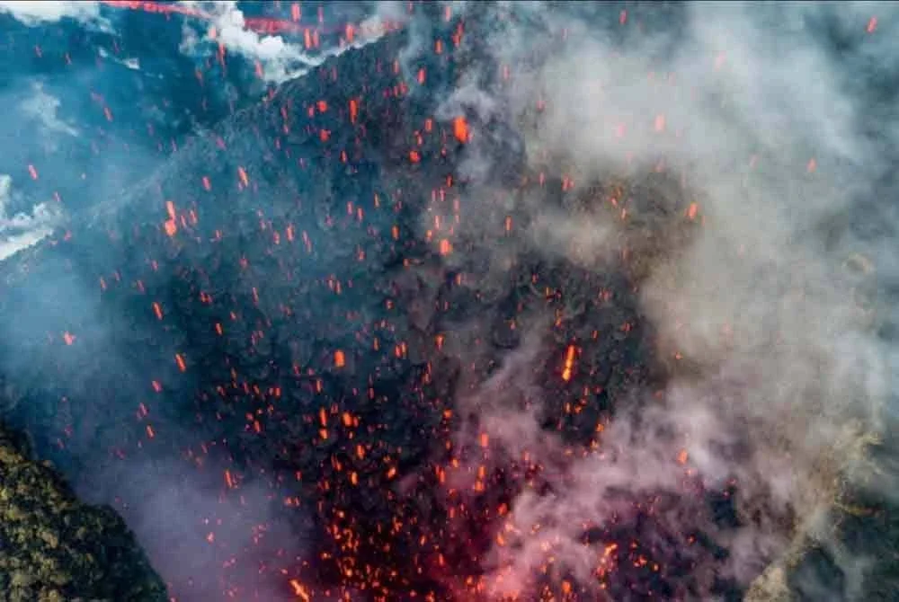Gunung berapi Klyuchevskoy di Semenanjung Kamchatka, Rusia meletus dan memuntahkan asap serta abu setinggi tujuh kilometer ke udara pada Selasa. Foto: AFP