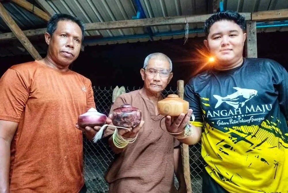 Dari kiri; Sudin, Abdul Ghani dan Mohd Al Qayyum menunjukkan gasing masing-masing.