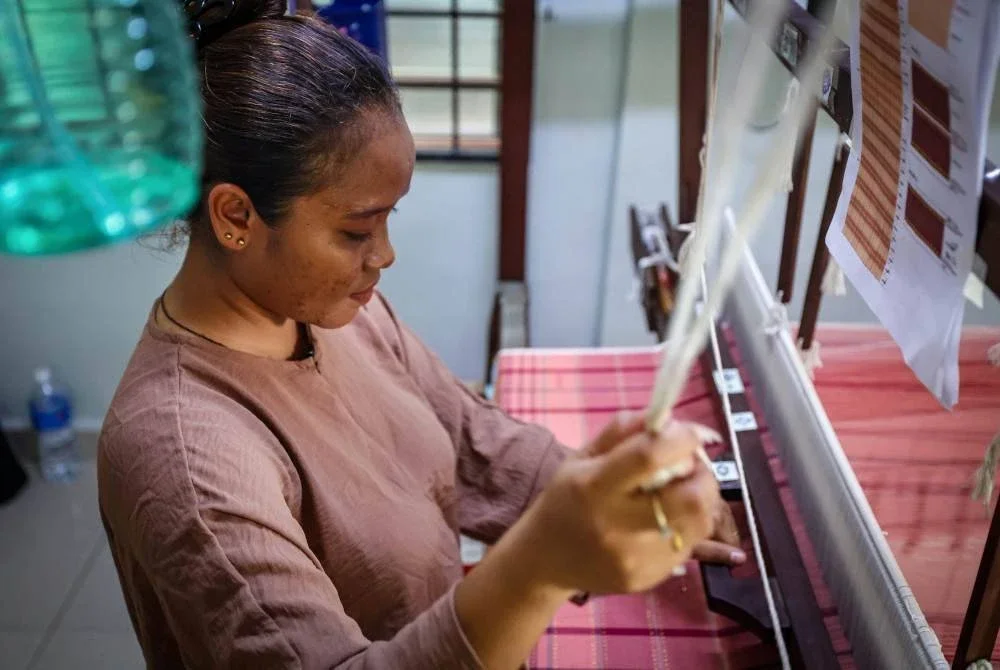 Seshida tekun bagi menghasilkan seni tenun kain Tenun Pahang Diraja. Foto Bernama
