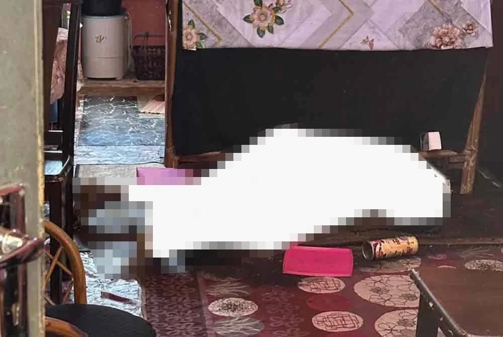 Mayat wanita warga emas yang ditemukan dalam sebuah rumah pangsa. - Foto: Bomba