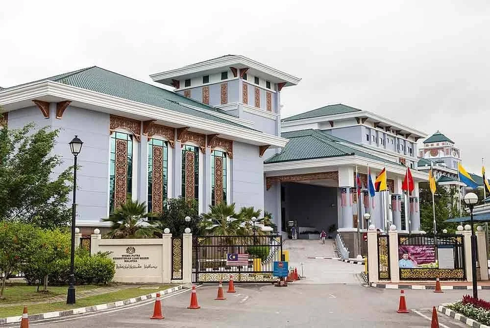 Kementerian Luar Negeri akan terus bekerjasama rapat dengan semua pihak berkepentingan termasuk Kerajaan Sabah bagi memastikan kepentingan Malaysia sentiasa terpelihara dan dilindungi.