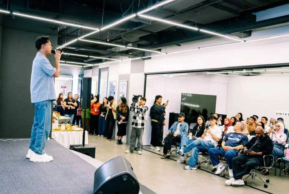 Fajar Noor ketika majlis promosi single baharunya Tahta Hatiku #Pendampingmu di pejabat Universal Music Malaysia, Petaling Jaya pada Selasa.