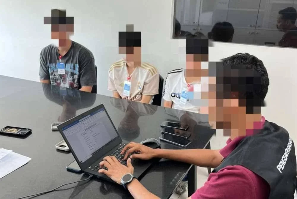 Ketiga-tiga individu berkenaan dirakam keterangan di IPD Iskandar Puteri, Johor pada Selasa.