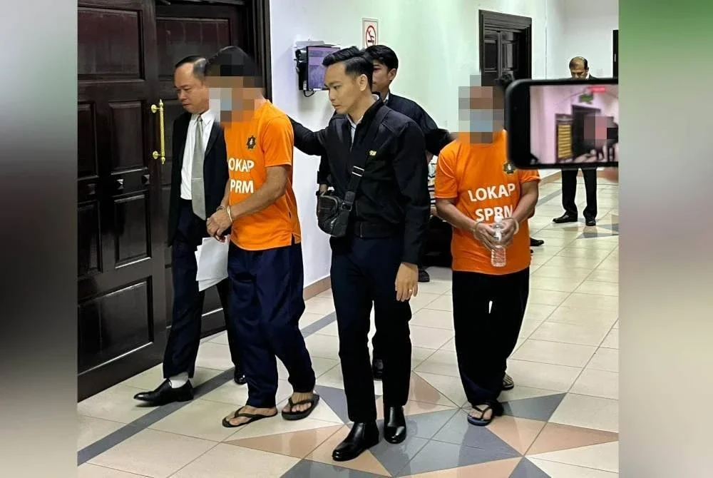 Suspek dibawa ke Mahkamah Majistret 2 Kuching pada Selasa bagi mendapatkan permohonan reman. Foto SPRM