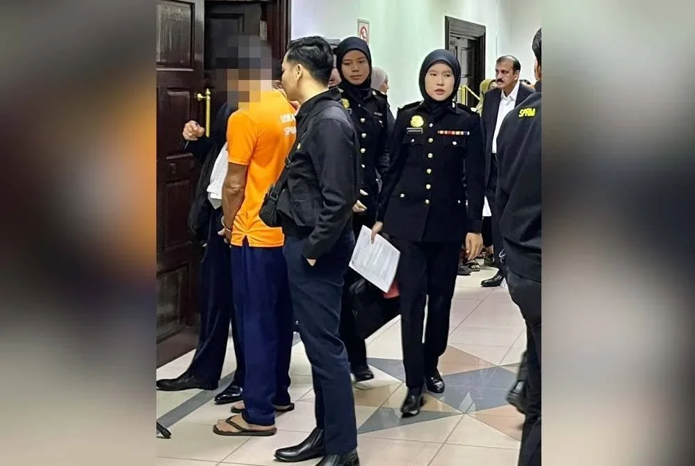 Dua pemilik syarikat ditahan untuk siasatan kes meminta dan menerima rasuah lebih RM800,000. Foto SPRM