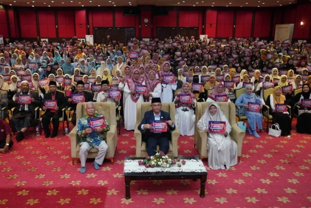 Mohd Na’im (depan tengah) bersama peserta mengangkat plakad Rumah Ngaji.