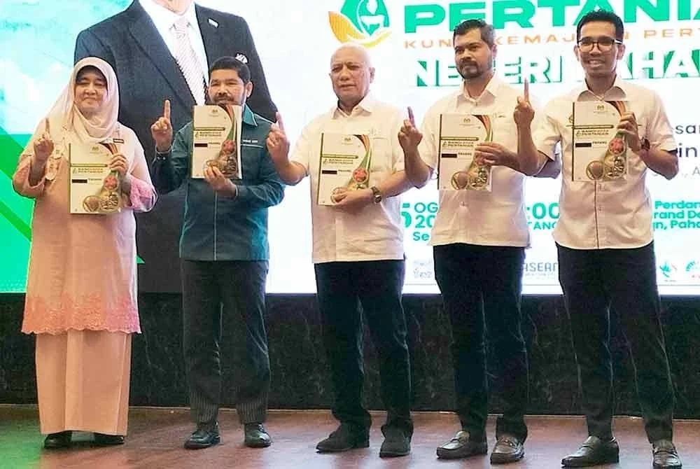Mohd Uzir (dua dari kiri) dan Mohd Soffi (tengah) menunjukkan Buku Laporan Interim Banci Pertanian 2024 Negeri Pahang yang dilancarkan pada Selasa.