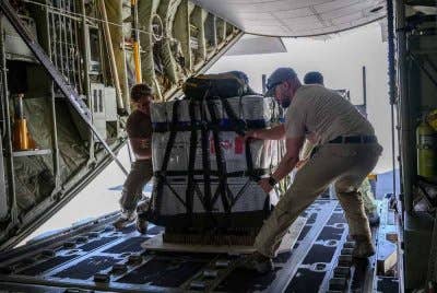 Kanada menggugurkan 10 tan bantuan kemanusiaan ke Gaza. Foto Reuters