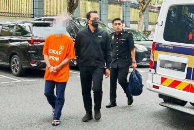 Suspek dibawa pegawai SPRM ke mahkamah untuk permohonan reman