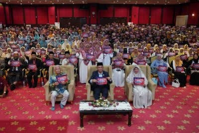 Mohd Na’im (depan tengah) bersama peserta mengangkat plakad Rumah Ngaji.